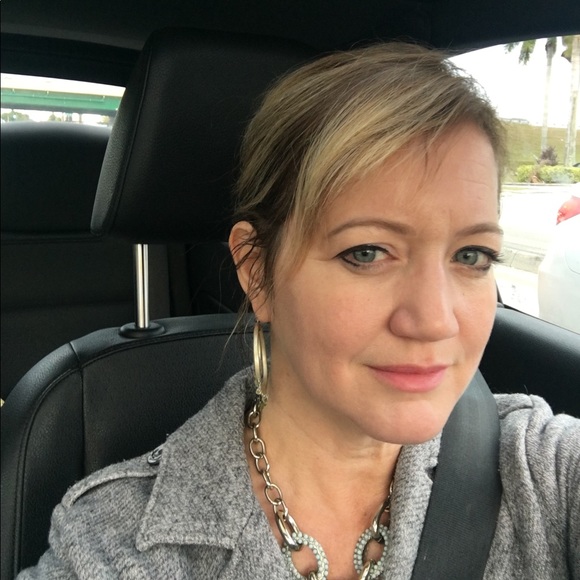 Meet your Posher, Laura - Picture 2 of 2